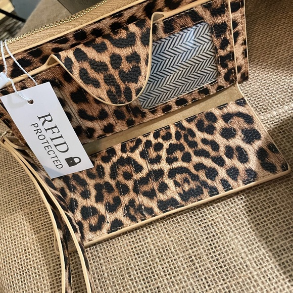 Leopard RFID Protected Wristlet Wallet - Picture 2 of 5